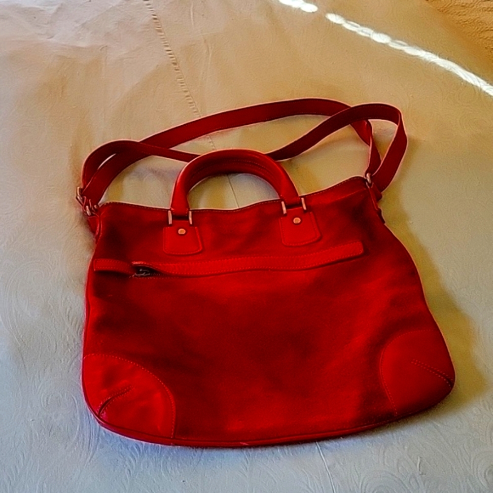 Spanish suede messenger bag. Lrg interior, exterior zipped pockets. 13"×12".